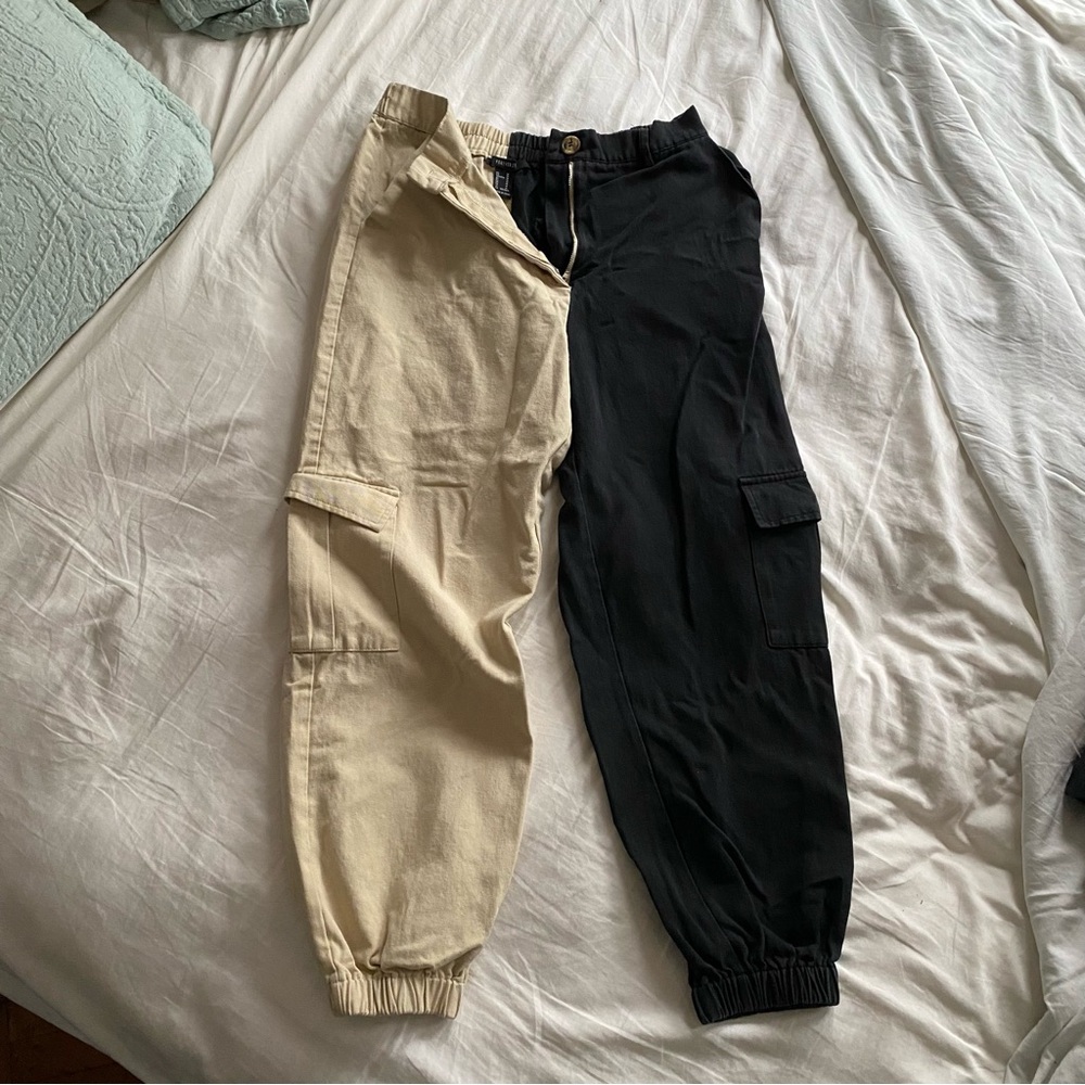 Women’s Two-Tone Black and Beige Cargo Jogger Pants Medium lots of Pockets